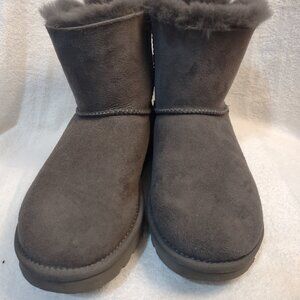 UGG® Women's Mini Bailey Bow II Boots Size 7.